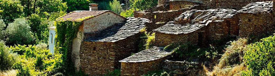 Casas de mampostería con tejados de lascas de pizarra en la alquería de La Aceitunilla, Nuñomoral