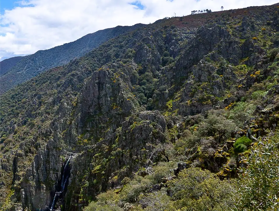 Chorrera de la Meancera cayendo por la pared rocosa de la garganta, en Las Hurdes