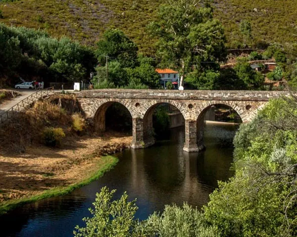 Puente de piedra de Casar de Palomero sobre el río de Los Ángeles