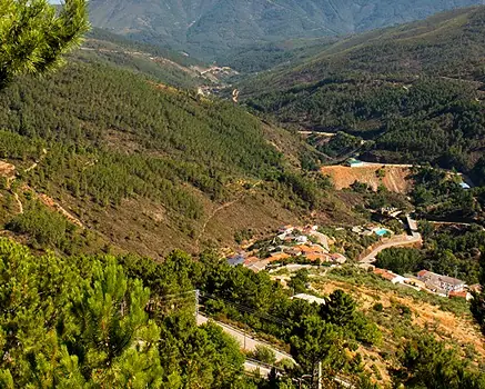 Casares de las Hurdes, el pueblo en el valle visto desde la sierra