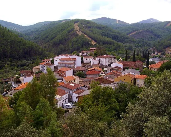 Las Mestas, alquería de Ladrillar, entre laderas de pinar
