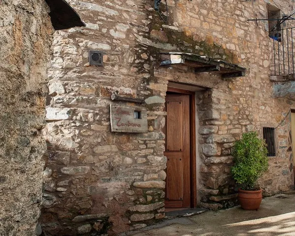 Casa Zambrana, vivienda de mampostería de la alquería de Erías, en Pinofranqueado